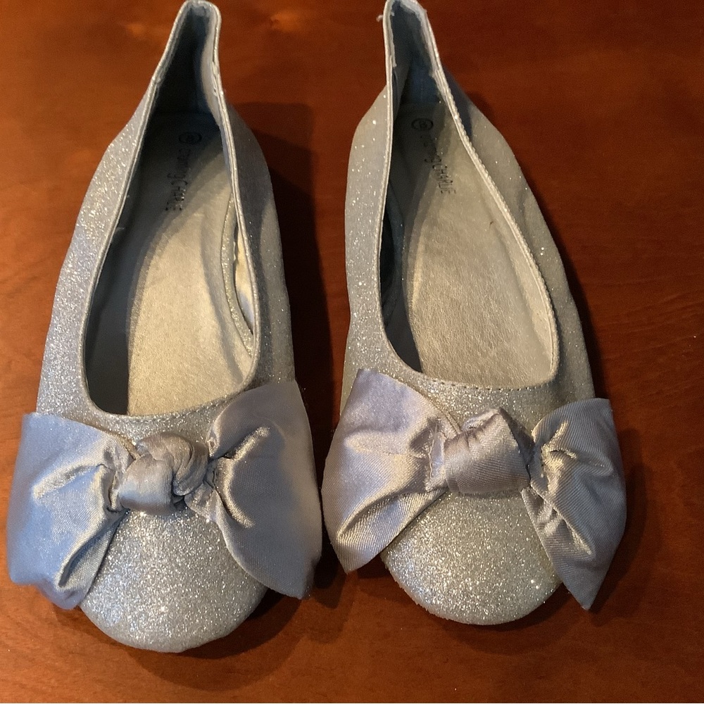BRAND NEW! CHARMING CHARLIE. SPARKLY SILVER BALLET FLATS/BOW. SIZE 8.